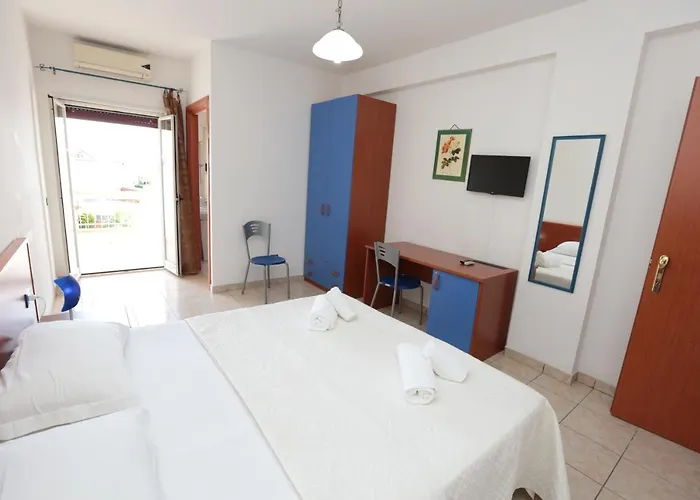 Sea Breeze מלון סקליאה