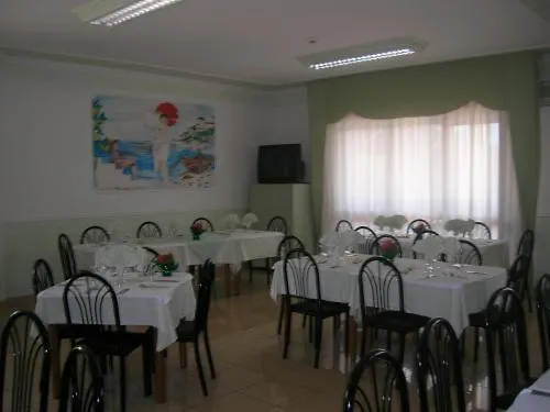 Sea Breeze מלון סקליאה