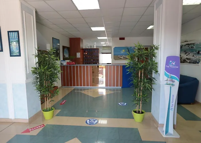 Sea Breeze מלון סקליאה